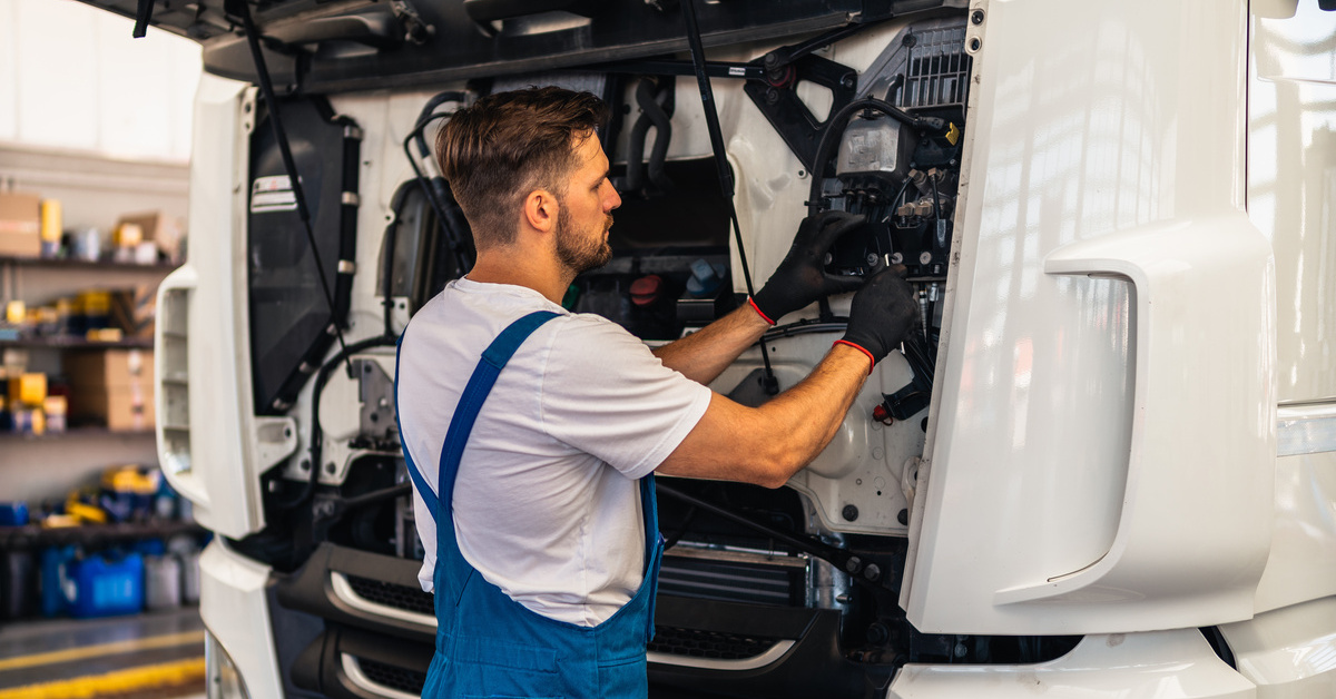 Conducteur routier, energy manager, expert cyber : découvrez ces métiers qui recruteront le plus d'ici 2030