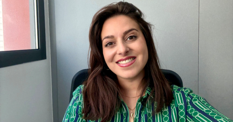 Chloé, animatrice commerciale devenue formatrice interne : « J'ai réalisé que je prenais plaisir à prendre la parole en public pour présenter mon métier »