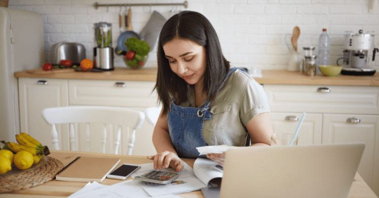 Trop-perçu sur salaire : délai et démarches pour le rembourser