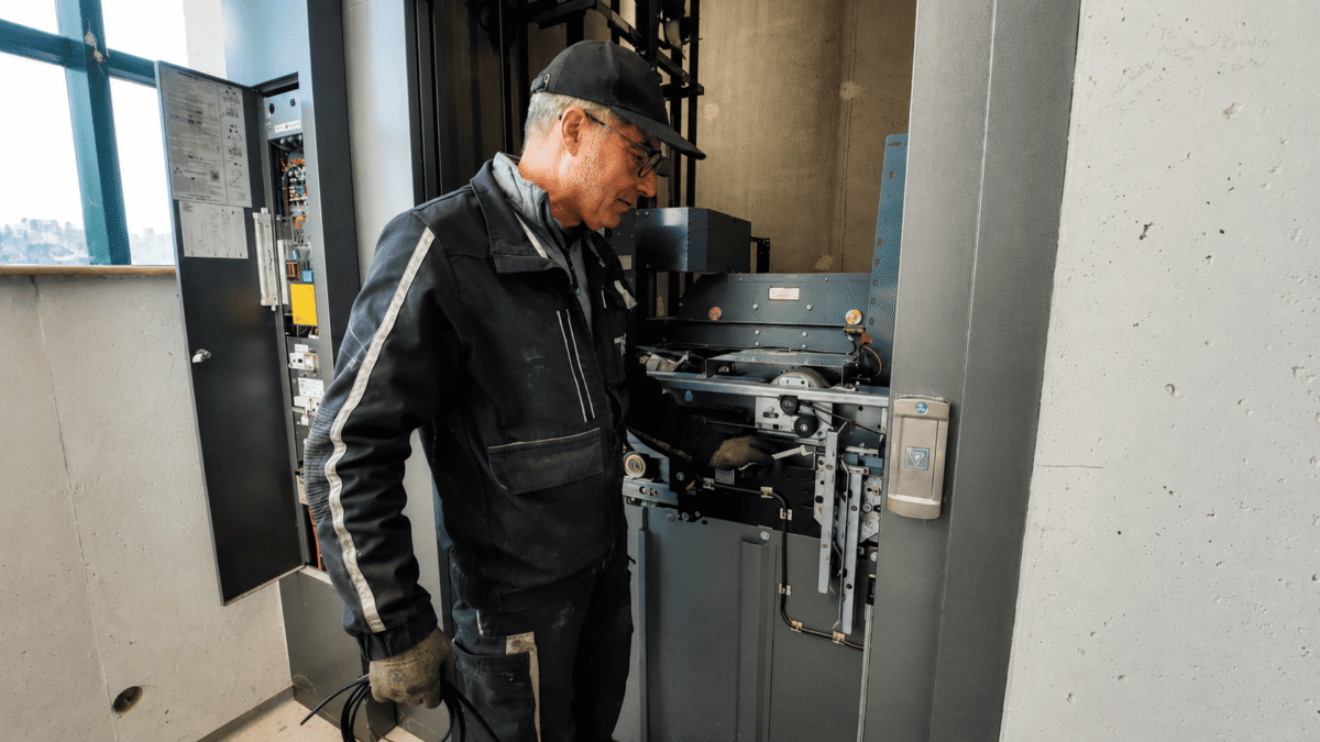 5 clichés sur le métier de technicien ascensoriste (et pourquoi il faut les oublier !)