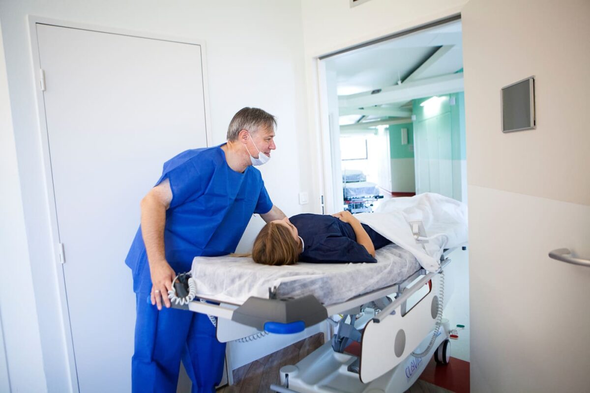 Se reconvertir en brancardier : quel parcours de formation ?