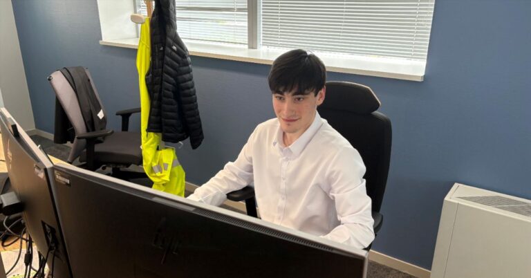« Tout était prêt avant ma prise de poste » : le parcours d’Enzo, alternant accompagné par la Mission Handicap de BNP Paribas