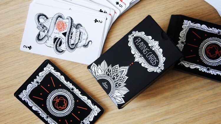 Illustratrice et graphiste, cette ancienne étudiante lance son propre jeu de cartes !