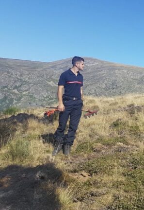 pompier en haut d'une colline