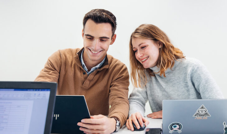 Deux étudiants sur leur ordinateur
