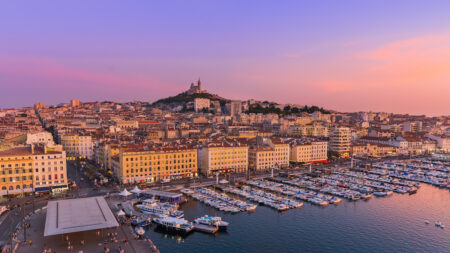 https://f.hellowork.com/edito/sites/5/2023/11/Marseille-le-soir.jpeg
