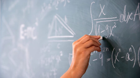 https://f.hellowork.com/edito/sites/5/2023/11/le-destin-morose-mathematiques.jpeg
