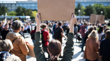 https://f.hellowork.com/edito/sites/5/2023/11/manif-etudiants.jpeg