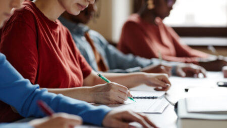 https://f.hellowork.com/edito/sites/5/2023/12/AdobeStock_503553861.jpeg