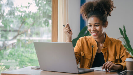 https://f.hellowork.com/edito/sites/5/2024/01/AdobeStock_582134731.jpeg