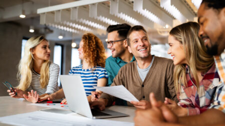 https://f.hellowork.com/edito/sites/5/2024/02/groupe-jeunes.jpeg