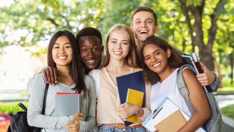 Étudiants étrangers : comment obtenir une bourse et des aides