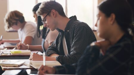 https://f.hellowork.com/edito/sites/5/2024/06/AdobeStock_512653587.jpeg