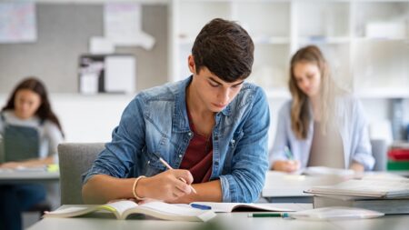 https://f.hellowork.com/edito/sites/5/2024/07/AdobeStock_391284245.jpeg