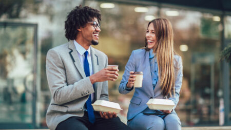 https://f.hellowork.com/edito/sites/5/2024/07/Travail-collegue.jpeg