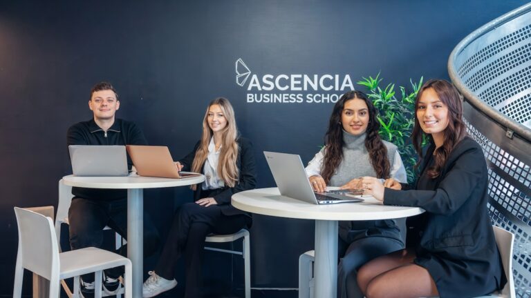 L’école de commerce qui permet de s’insérer dans le monde du travail dès le post-bac grâce à l’apprentissage