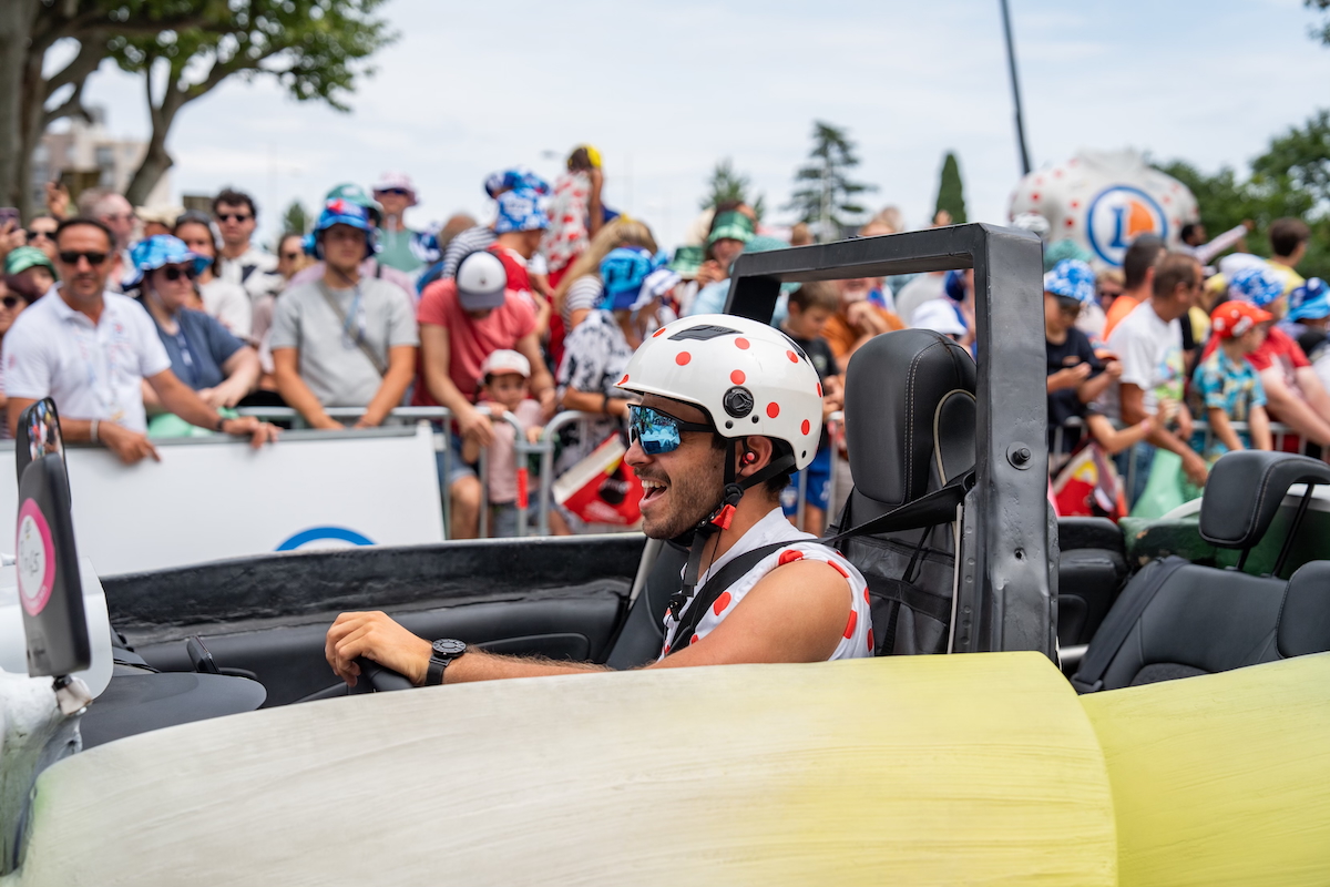 Élie sur le char poireau du Tour de France