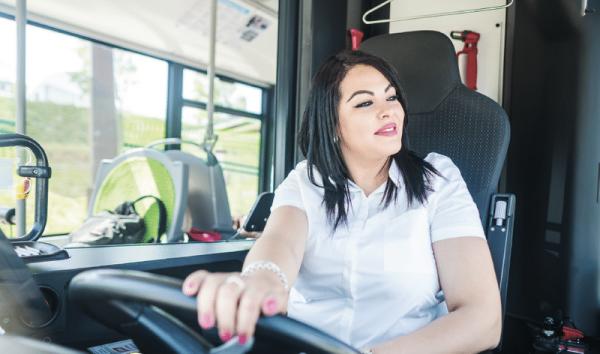 femme conduisant un bus