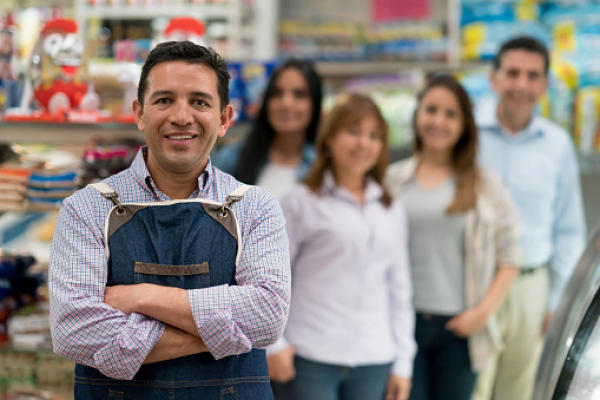 Homme tablier dans magasin