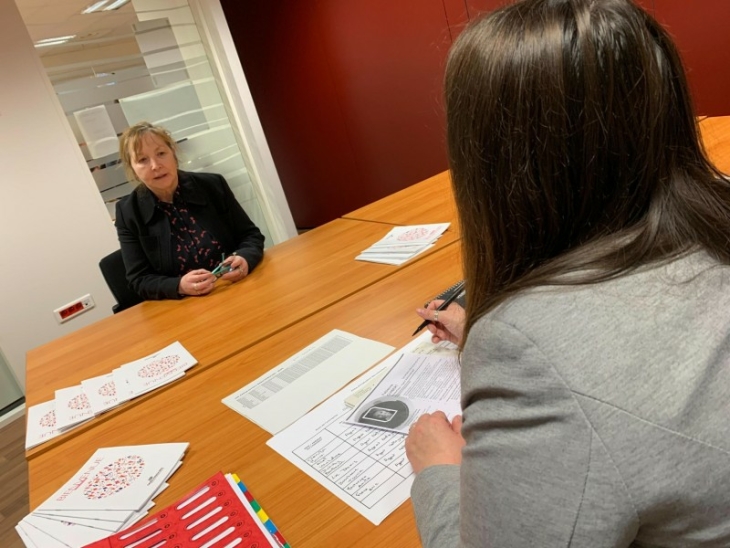 scène de recrutement mettant en scène une personne senior et un employeur