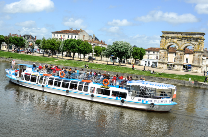 Un bateau mouche à Sainte