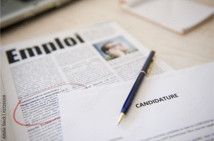stylo posé au dessus d'une page avec un titre "candidature"
