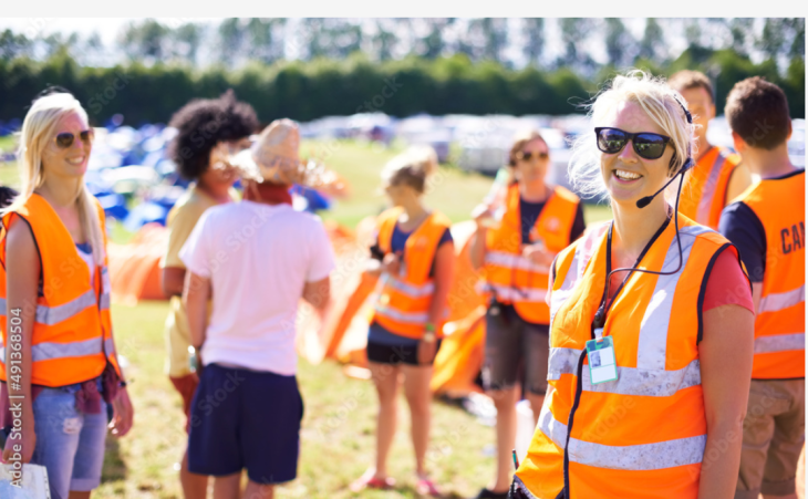 Jeunes en gilets réfléchissants sur la plage