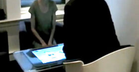 Un entretien d’embauche sur une table tactile