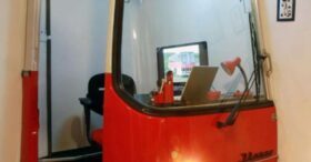 Un vieil autobus recyclé en bureau