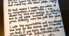 Une lettre de démission savoureuse… sur un gâteau