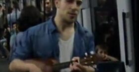 Enzo chante son cv dans le métro et fait un tabac !