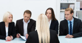 Hommes-femmes, les clichés du recrutement