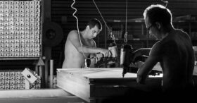 Calendrier : des salariés se mettent à nu pour redorer l’image de l’industrie