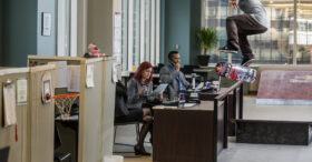 Des bureaux transformés en skatepark