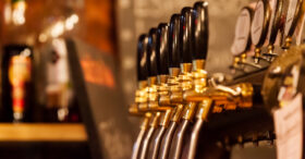 Combien d’heures faut-il travailler pour se payer une bière à travers le monde ?