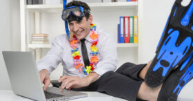Réserver vos vacances au travail peut vous coûter cher !