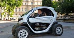 Il affiche son CV sur un véhicule électrique dans les rues de Marseille