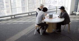 Ce bureau intelligent vous écoute et vous comprend