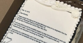 Une lettre de démission sur un gâteau