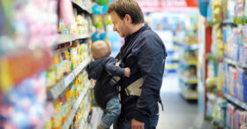 Le congé parental rémunéré ne séduit toujours pas les pères