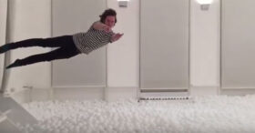 Ils ont transformé leur bureau en piscine à boules géante !