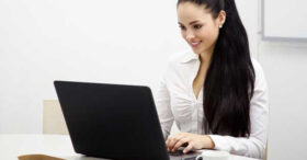 Discrimination : un décolleté sur la photo du CV multiplie par 4 les chances d’être contactée
