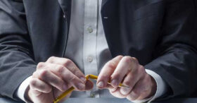 Comment vos gestes vous trahissent en entretien, et comment y remédier