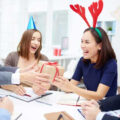 Un français sur 4 compte offrir un présent à un collègue pour les fêtes de fin d’année