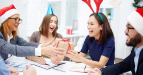 Un français sur 4 compte offrir un présent à un collègue pour les fêtes de fin d’année