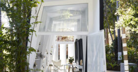 Des bureaux design et fonctionnels dans un jardin