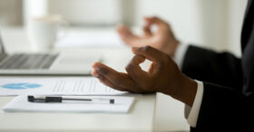 5 exercices faciles de méditation au bureau