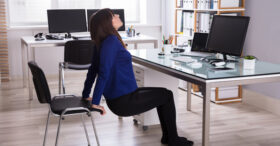 5 exercices super faciles pour se muscler au bureau en (presque) toute discrétion