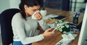 Être malade ou bien vu au travail : il faut choisir !