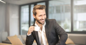 Les 5 signes distinctifs du salarié un peu trop corpo